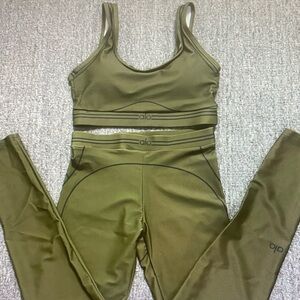 ALO Yoga Olive Green Seamless Sports Bra Size M